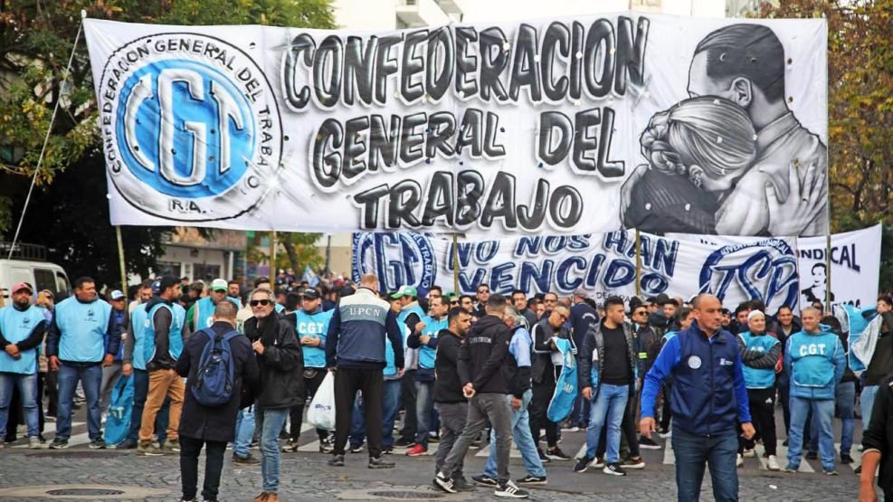 La CGT marchó a Economía por las familias endeudadas y las pymes reclamaron por el cierre de empresas